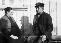 Anna och Anders på äldre dagar utanför huset. Foto från omkring 1940.