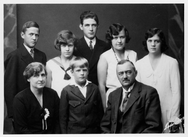 Fam. Anders och Bertha Andréen. Astas och Olles konfirmation 1930. Från vänster nedtill: Bertha, Orvar, Anders. Upptill: Olle, Inger, Berthel, Greta, Asta.