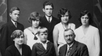 Fam. Anders och Bertha Andréen. Astas och Olles konfirmation 1930. Från vänster nedtill: Bertha, Orvar, Anders. Upptill: Olle, Inger, Berthel, Greta, Asta.