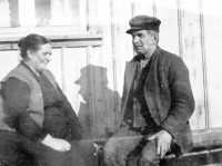 Anna Bengtsson och Anders Bengtsson utanför huset. Foto: troligen från slutet av 1930-talet.