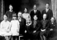 Familjen på Näverås omkring 1930. Längst bak från vänster: Alma, Julia, Bror och Ivar. Längst fram: Elsa, Alice, Johan, Verner, Lotta, Lilly och Torsten.