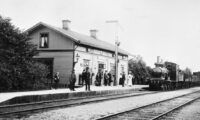 Horreds första järnvägsstation från 1880. Tåget med lok nr 8 på väg mot Borås. Foto: järnvägsmuseet 1910.