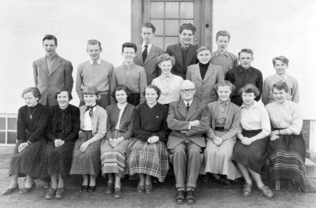Klass 3b troligen 1954, i mitten nertill rektor Tycho Strömberg.