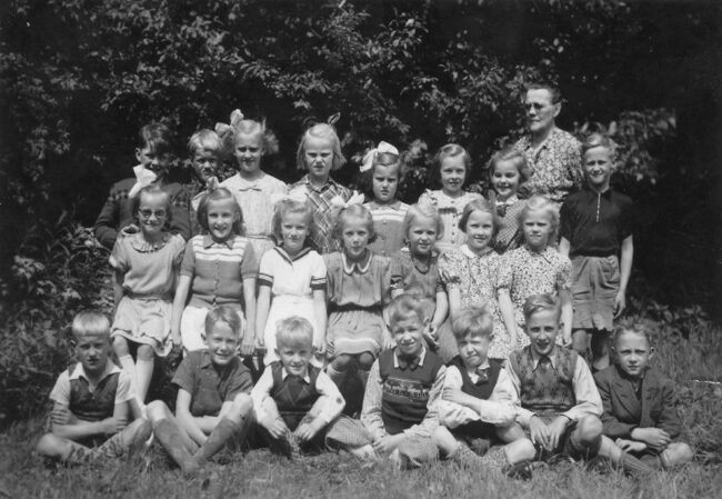 Vår skolklass 1946 med lärarinnan Ester Andersson.